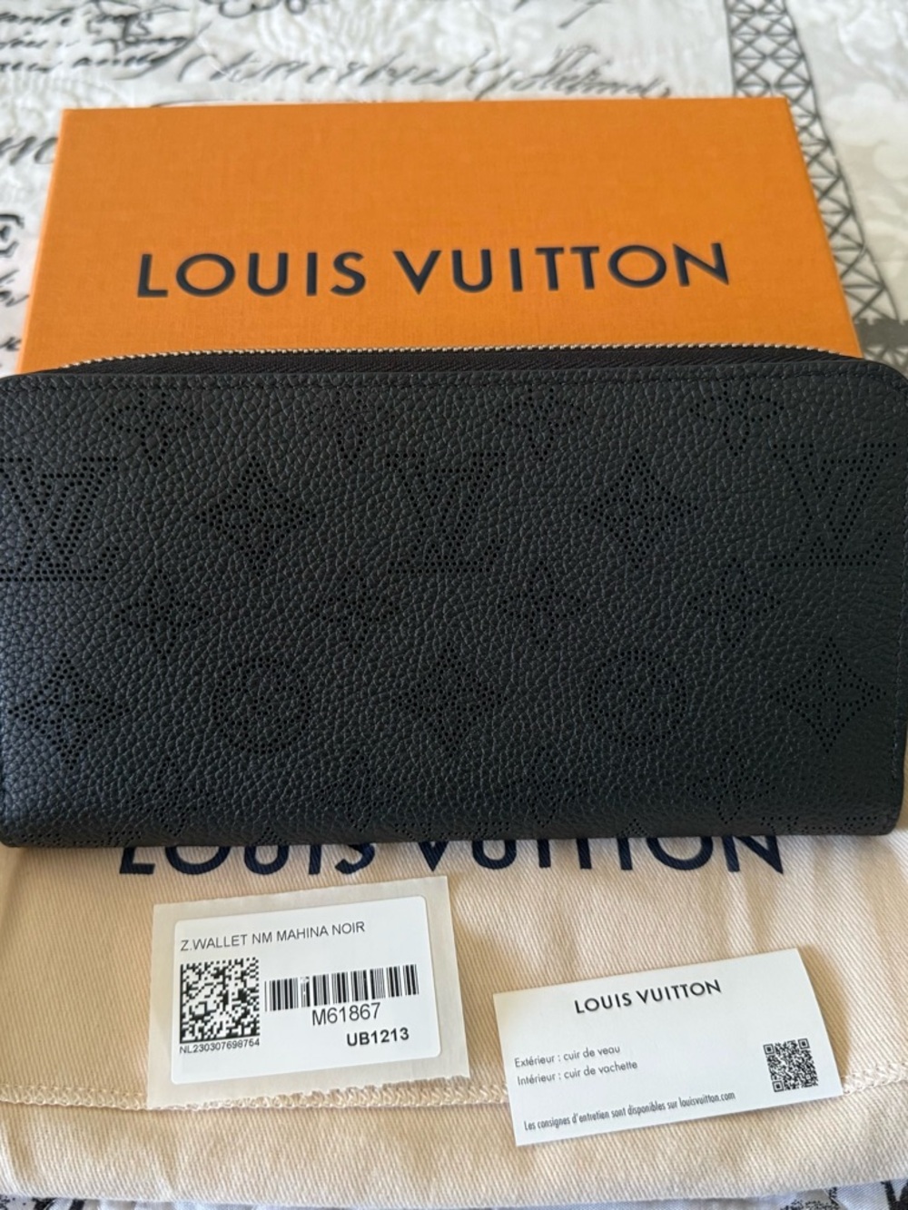 Louis Vuitton Black Mahina Zippy Wallet